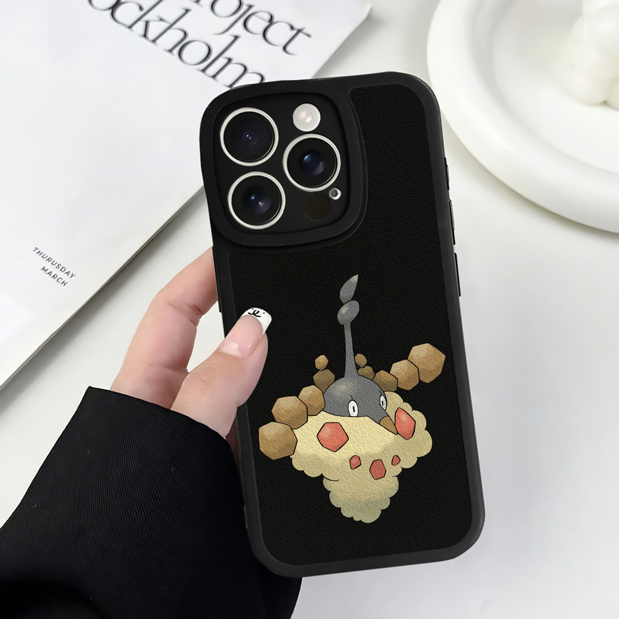 （画像用） ポケットモンスター Pokémon 【iPhone 16シリーズ対応】シリコンスマホケース（レザー調） 材質：シリコン